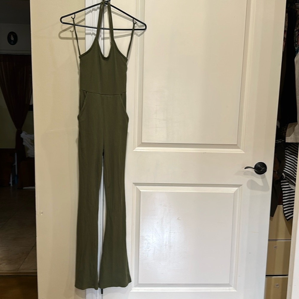 Aerie beautiful army green jumpsuit in very good condition, very confortable,